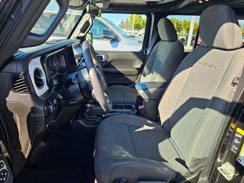 Used 2024 Jeep Wrangler Unlimited Sahara image 13