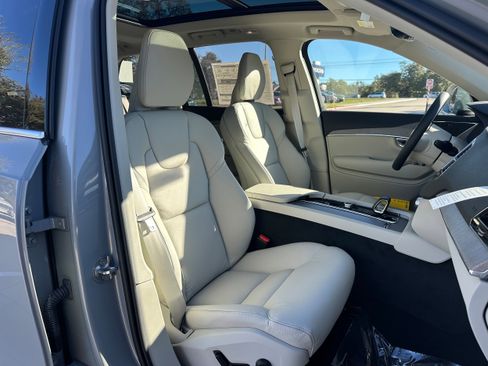 Certified 2025 Volvo XC90 T8 Plus w/ Protection Package Premier AWD/4WD image 8