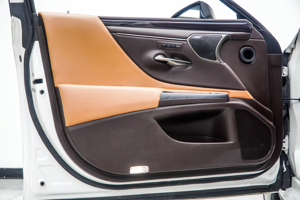 Used 2020 Lexus ES 300h Ultra Luxury FWD image 33