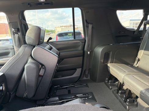 Used 2023 GMC Yukon XL SLT RWD image 7
