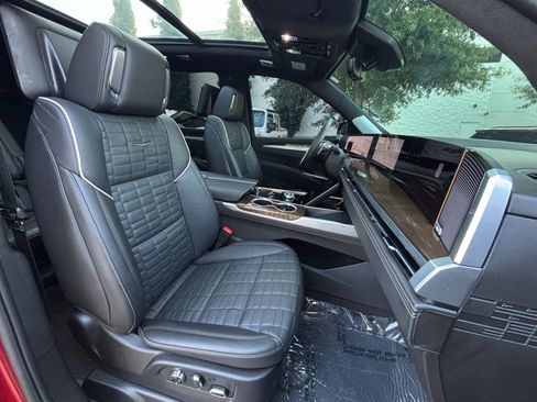 Used 2026 Cadillac Escalade Platinum Sport w/ LPO, ONYX Package AWD/4WD image 31