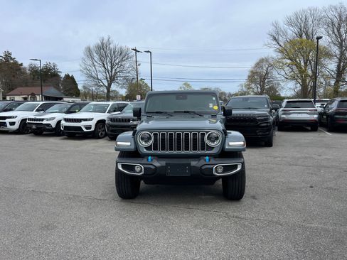 Used 2024 Jeep Wrangler Sahara w/ Dual Top Group AWD/4WD image 9