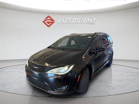 Used 2018 Chrysler Pacifica Limited w/ S Appearance Package FWD image 1