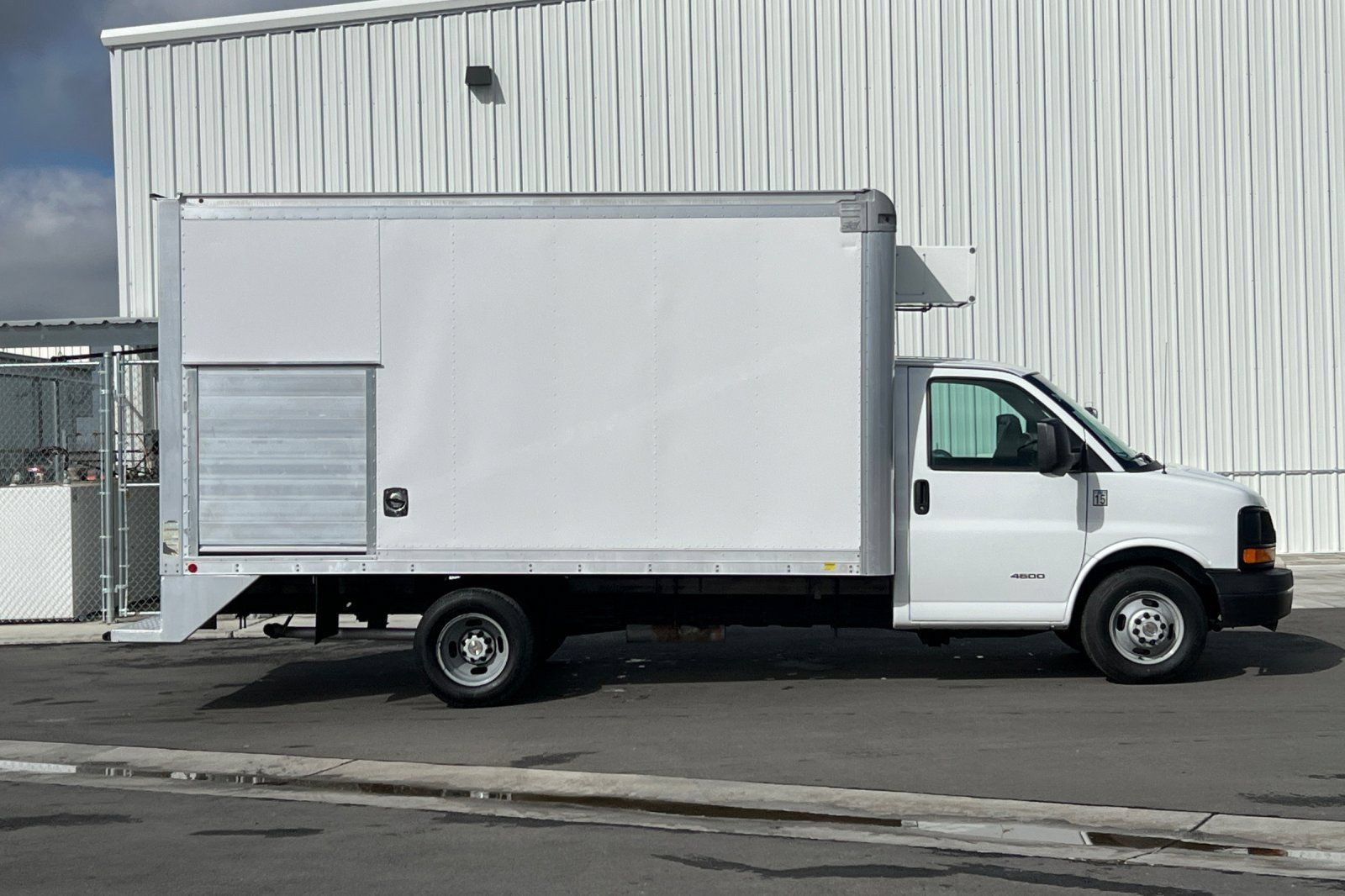 Used 2015 Chevrolet Express 4500 RWD image 3