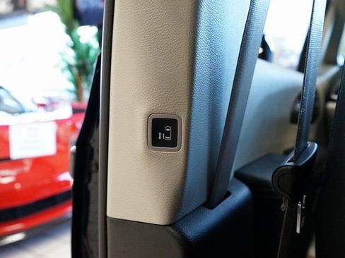 Used 2022 Chrysler Pacifica Touring-L image 46