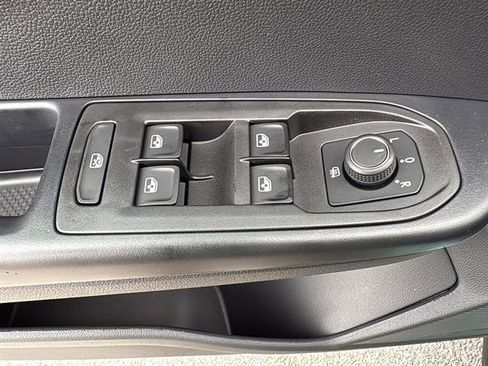 New 2026 Volkswagen Taos SE image 14