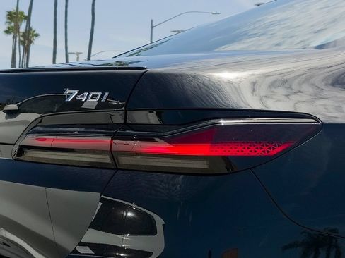 New 2026 BMW 740i w/ Premium Package RWD image 4