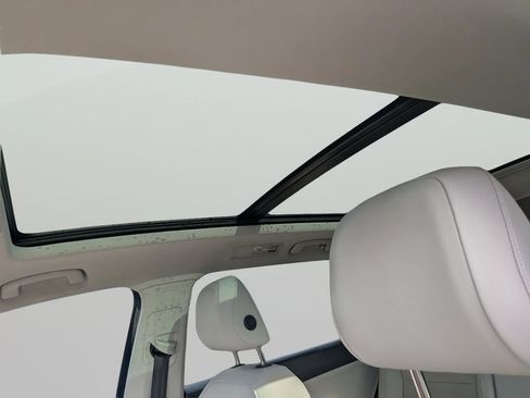 Used 2023 Volkswagen Tiguan SE w/ Panoramic Sunroof Package FWD image 19