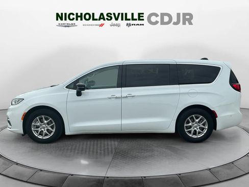 Used 2024 Chrysler Pacifica Touring-L FWD image 2
