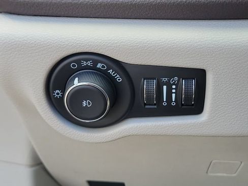 Used 2021 Chrysler Pacifica Touring-L FWD image 23