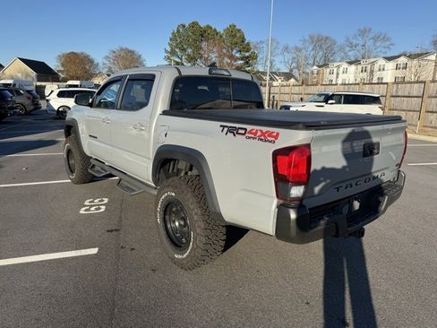 Used 2018 Toyota Tacoma TRD Off-Road image 8