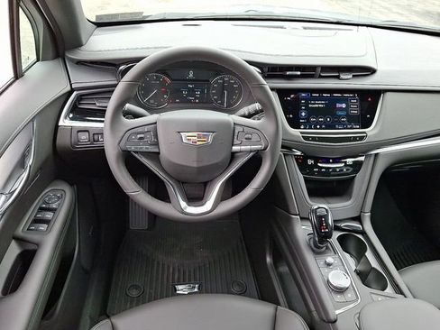 New 2025 Cadillac XT6 Luxury image 5