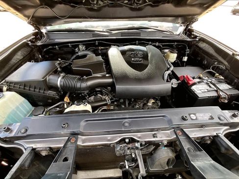 Used 2017 Toyota Tacoma SR5 w/ Tow Package RWD image 32
