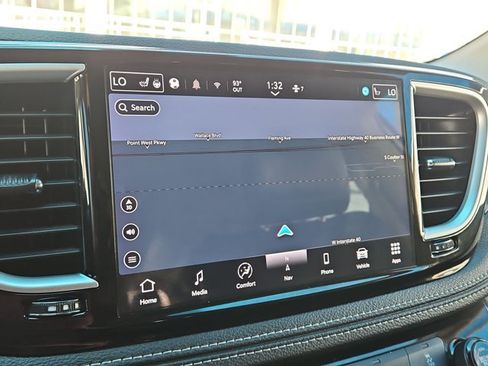 Used 2024 Chrysler Pacifica Limited FWD image 13