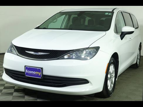 Used 2017 Chrysler Pacifica LX image 1