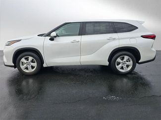 Used 2023 Toyota Highlander LE video 2