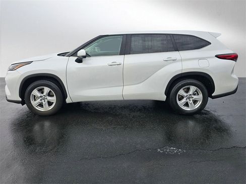 Used 2023 Toyota Highlander LE image 2