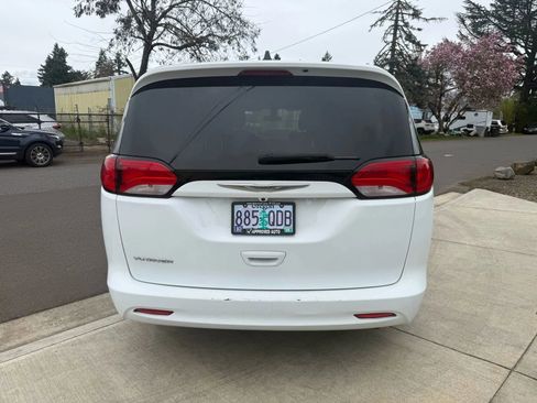 Used 2021 Chrysler Voyager LX image 5