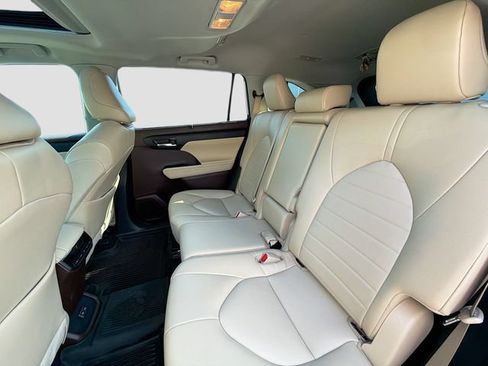 Used 2022 Toyota Highlander XLE AWD/4WD image 20