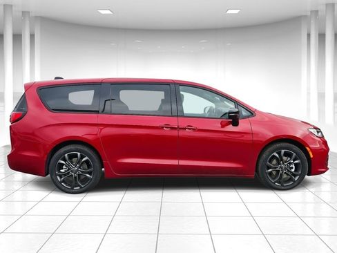 New 2026 Chrysler Pacifica Select FWD image 2