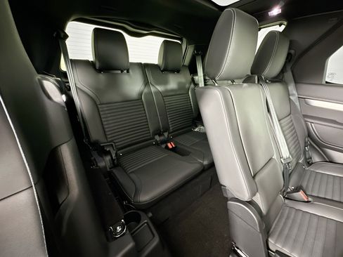 Certified 2025 Land Rover Discovery Dynamic SE image 28