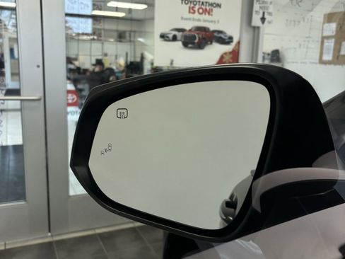 Used 2025 Toyota Sienna XLE image 9