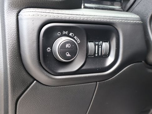 Used 2025 RAM 2500 Limited AWD/4WD image 26