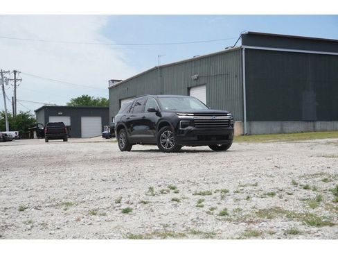 Used 2024 Chevrolet Traverse LT FWD image 5