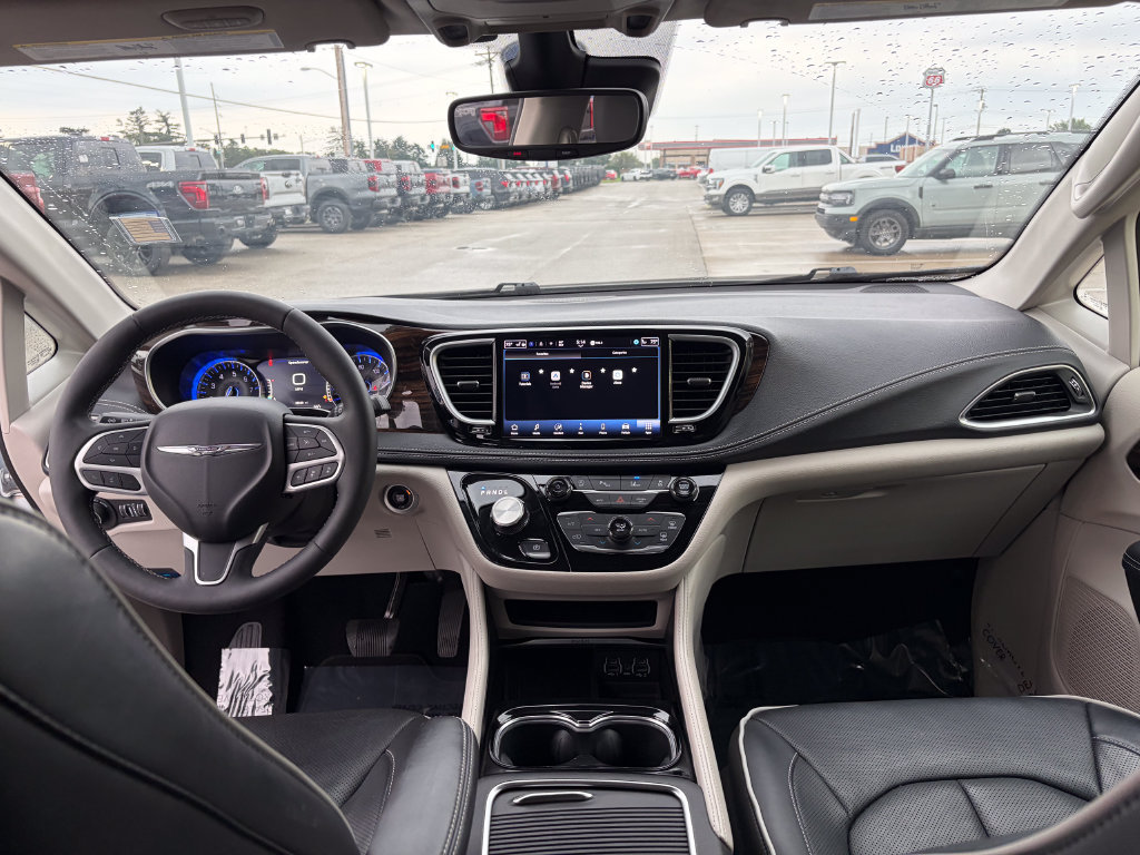 Used 2024 Chrysler Pacifica Limited FWD image 29
