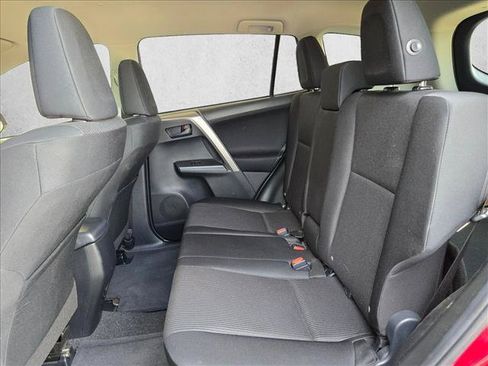 Used 2018 Toyota RAV4 LE FWD image 15