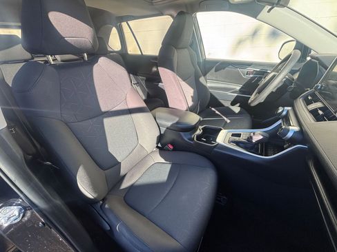Used 2025 Toyota RAV4 XLE image 36