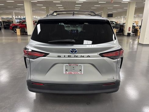 Certified 2022 Toyota Sienna XLE image 6