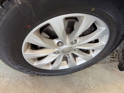 Used 2017 Chrysler Pacifica Touring-L image 28