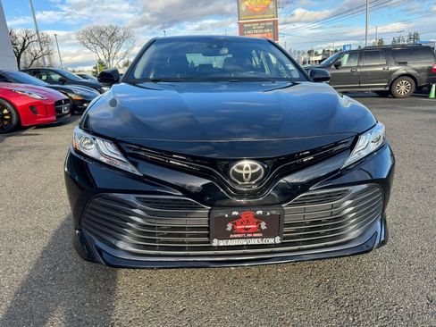 Used 2020 Toyota Camry XLE image 3
