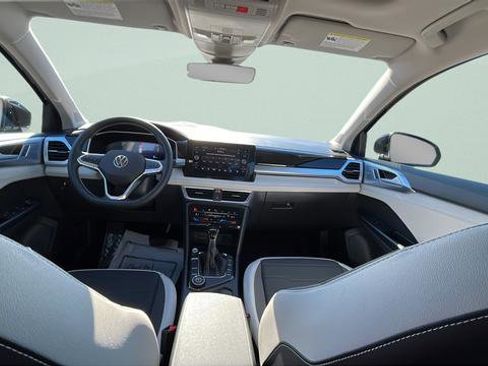 New 2026 Volkswagen Taos SE image 16