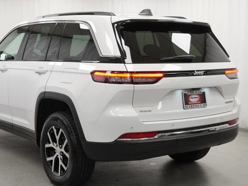 Certified 2025 Jeep Grand Cherokee Limited AWD/4WD image 13