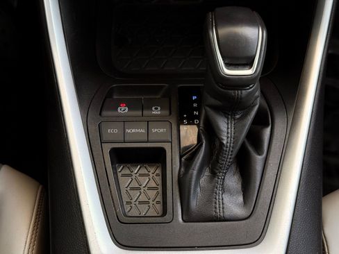 Used 2022 Toyota RAV4 XLE Premium image 40