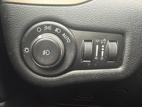 Used 2016 Jeep Cherokee Latitude w/ Cold Weather Group AWD/4WD image 28