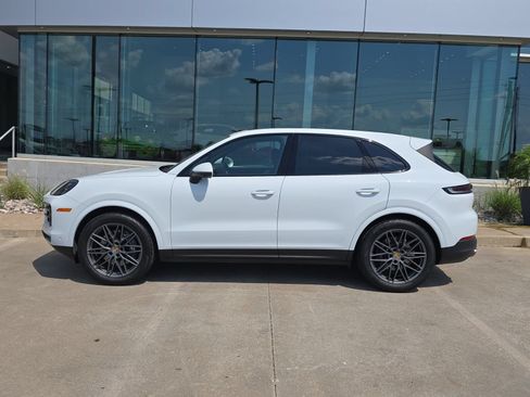 Used 2024 Porsche Cayenne AWD/4WD image 2