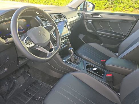 Used 2024 Volkswagen Tiguan SE w/ Panoramic Sunroof Package image 17