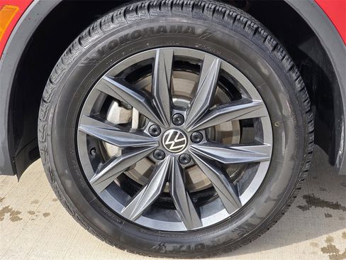 Used 2023 Volkswagen Tiguan SE w/ Panoramic Sunroof Package image 8