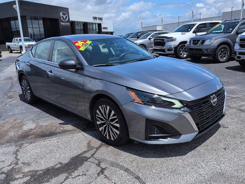 Used 2024 Nissan Altima 2.5 SV FWD image 1