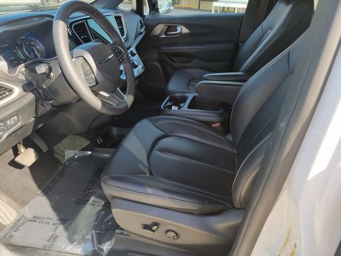 Used 2025 Chrysler Pacifica Select FWD image 10