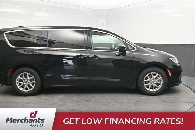 Used 2024 Chrysler Pacifica Touring-L FWD image 9