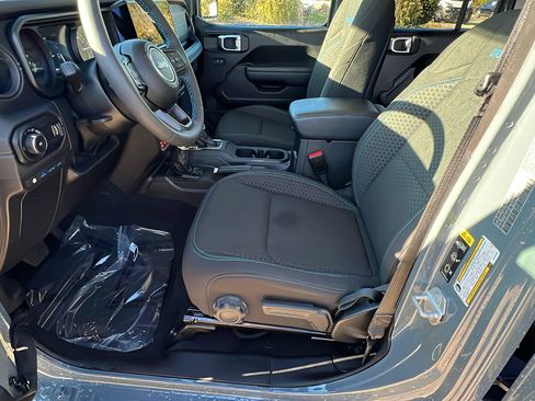 Used 2025 Jeep Wrangler Unlimited Rubicon 4xe w/ Convenience Group image 16