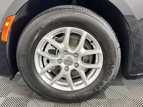Used 2024 Chrysler Pacifica Touring-L FWD image 36