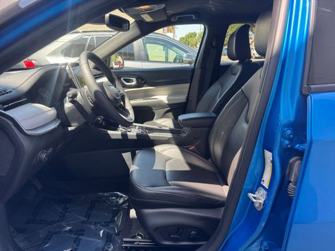 Used 2025 Jeep Compass Limited image 28