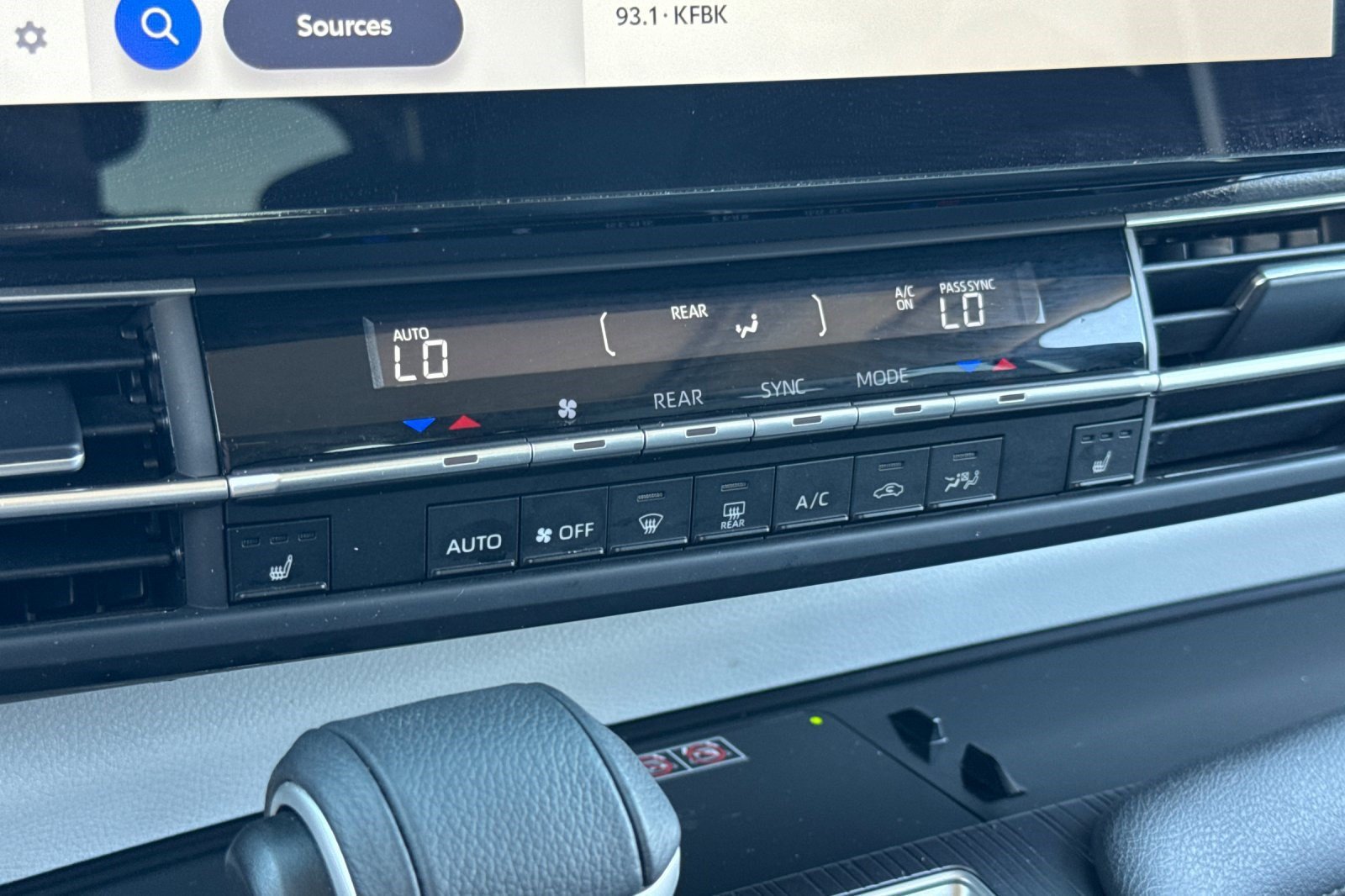 Used 2025 Toyota Sienna XLE FWD image 18