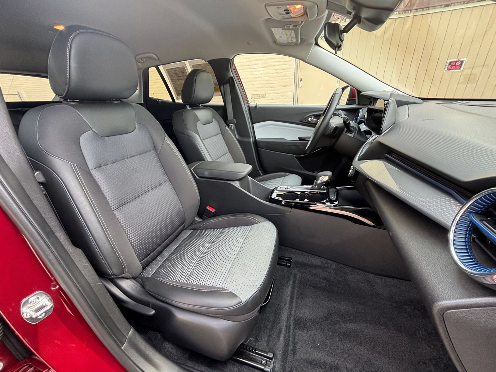 Used 2025 Chevrolet Trax LT w/ LT Convenience Package FWD image 34