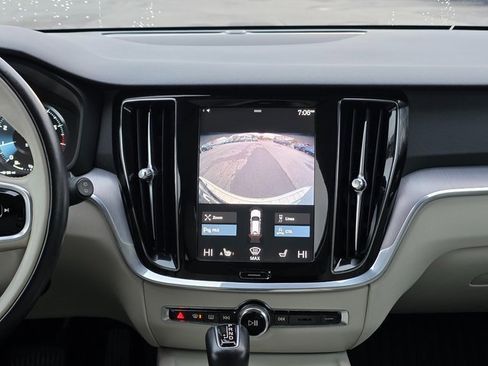 Used 2020 Volvo V60 T5 Cross Country image 25